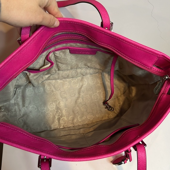 Michael Kors Large Jet Set Leather Travel Tote - Fuschia - Picture 5 of 6